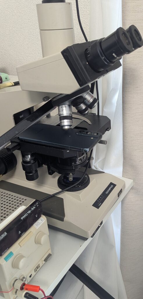 ELECQUESTの計測・試作環境にある顕微鏡と計測機器